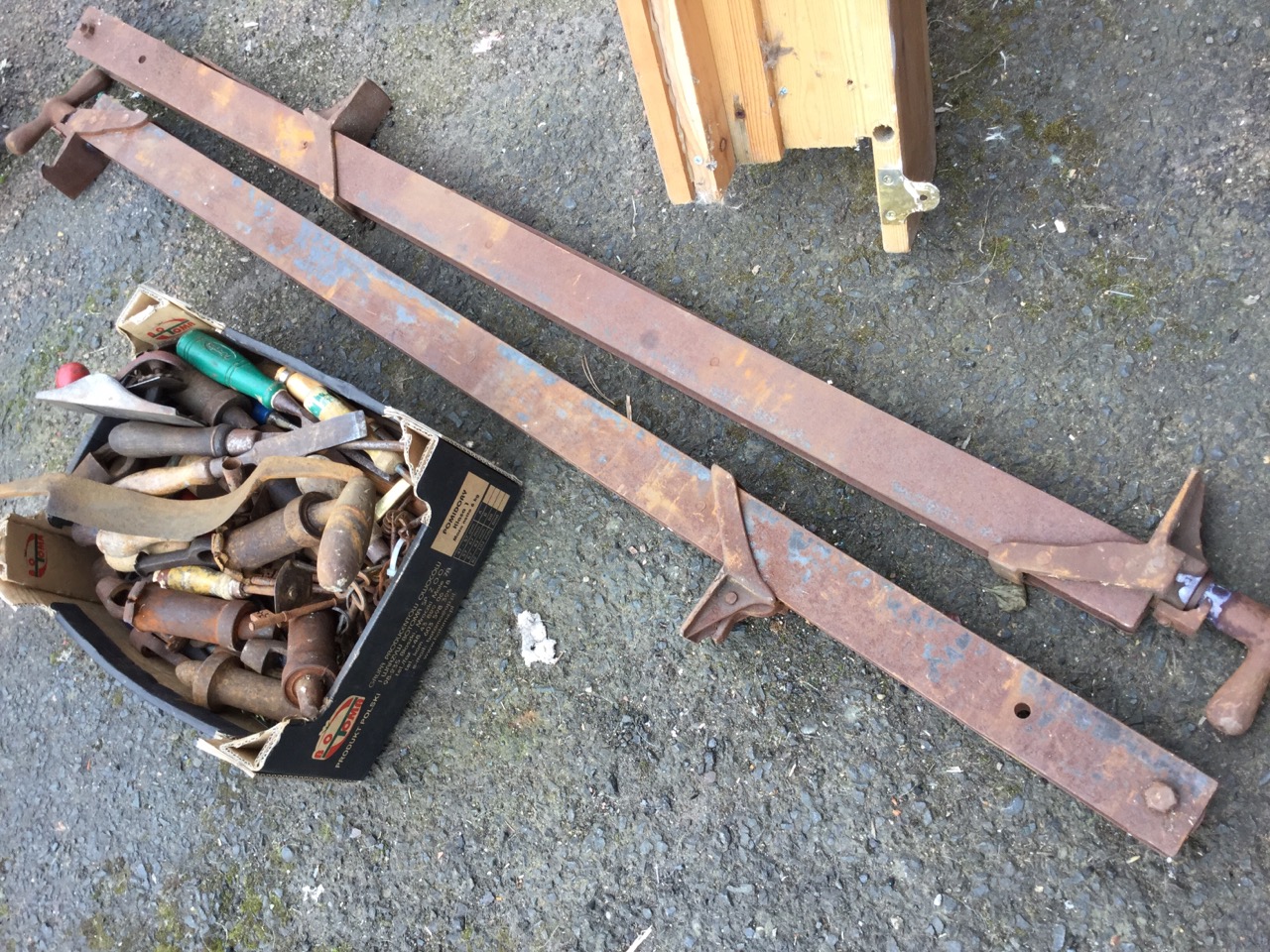 Miscellaneous tools including a pair of sash cramps, a spokeshave, punches, chisels, a small - Image 3 of 3