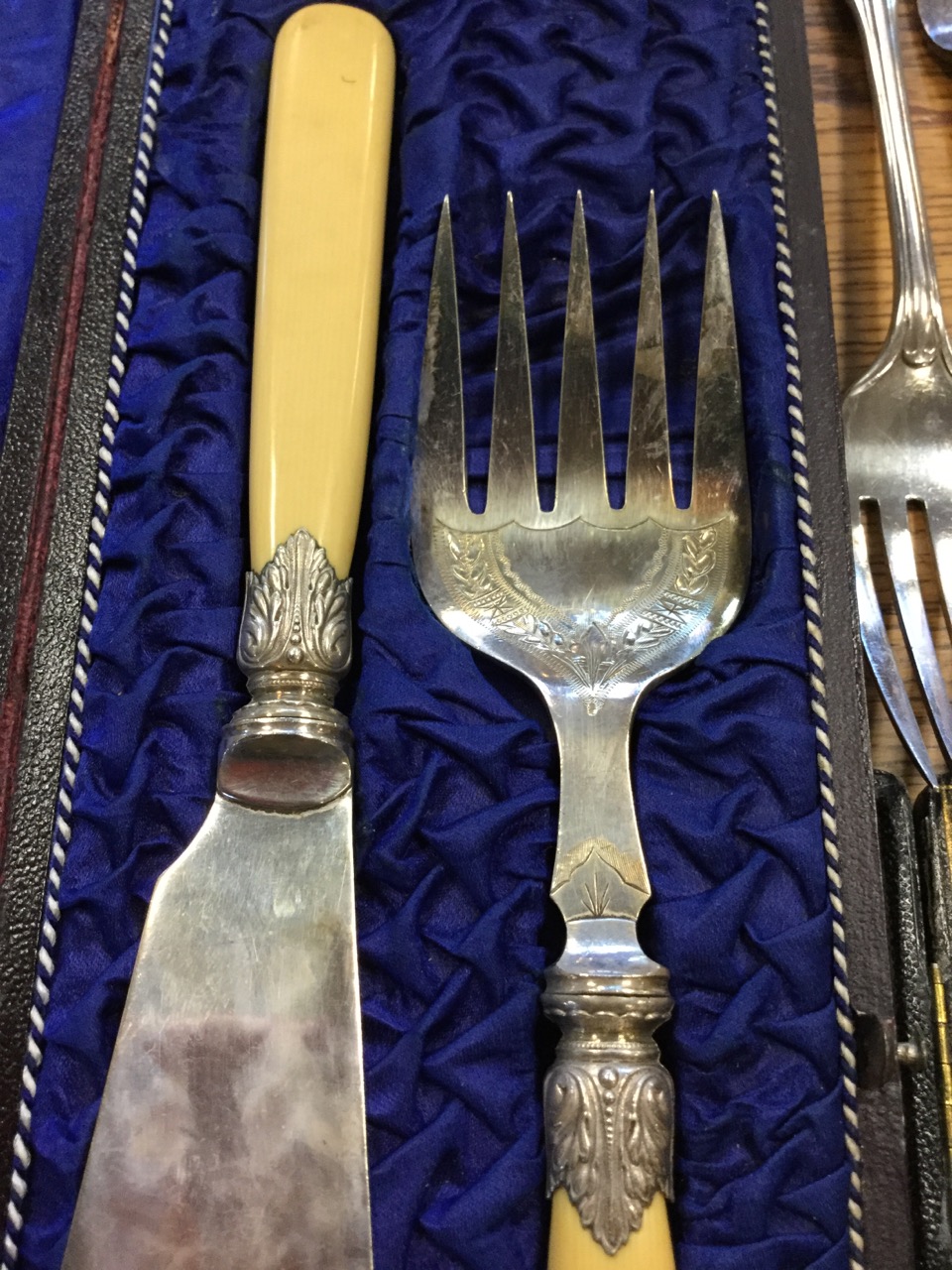 A cased Victorian pair of servers with engraved decoration; a cased set of six silver plated - Image 2 of 3