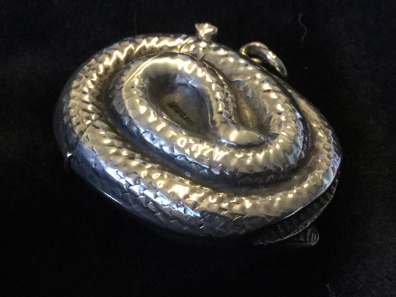 A Sterling silver novelty vesta case modelled as a coiled snake with inlaid eyes, having sprung - Image 3 of 3