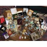 Miscellaneous jewellery including brooches, some gold & silver, cased, stock pins, earrings, cameos,