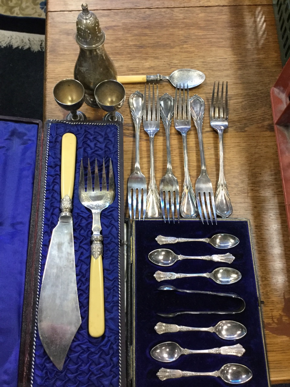 A cased Victorian pair of servers with engraved decoration; a cased set of six silver plated