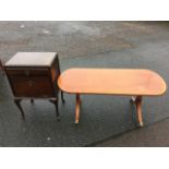 A rectangular rounded mahogany coffee table with crossbanded top on ribbed tapering sabre legs