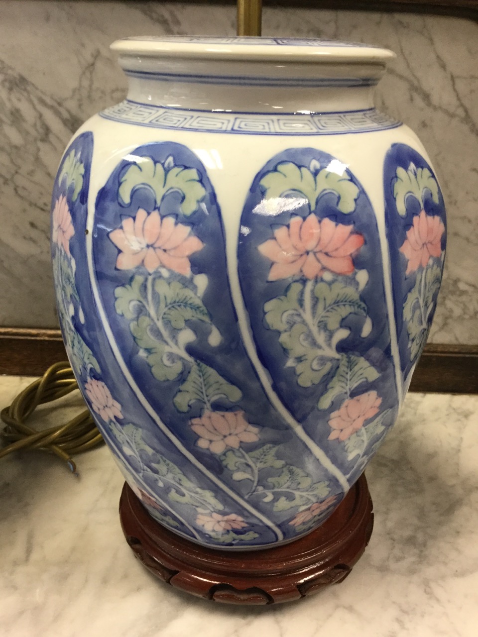 A pair of contemporary chinoiserie tablelamps with pink floral gadrooned moulded jars beneath blue & - Image 2 of 3