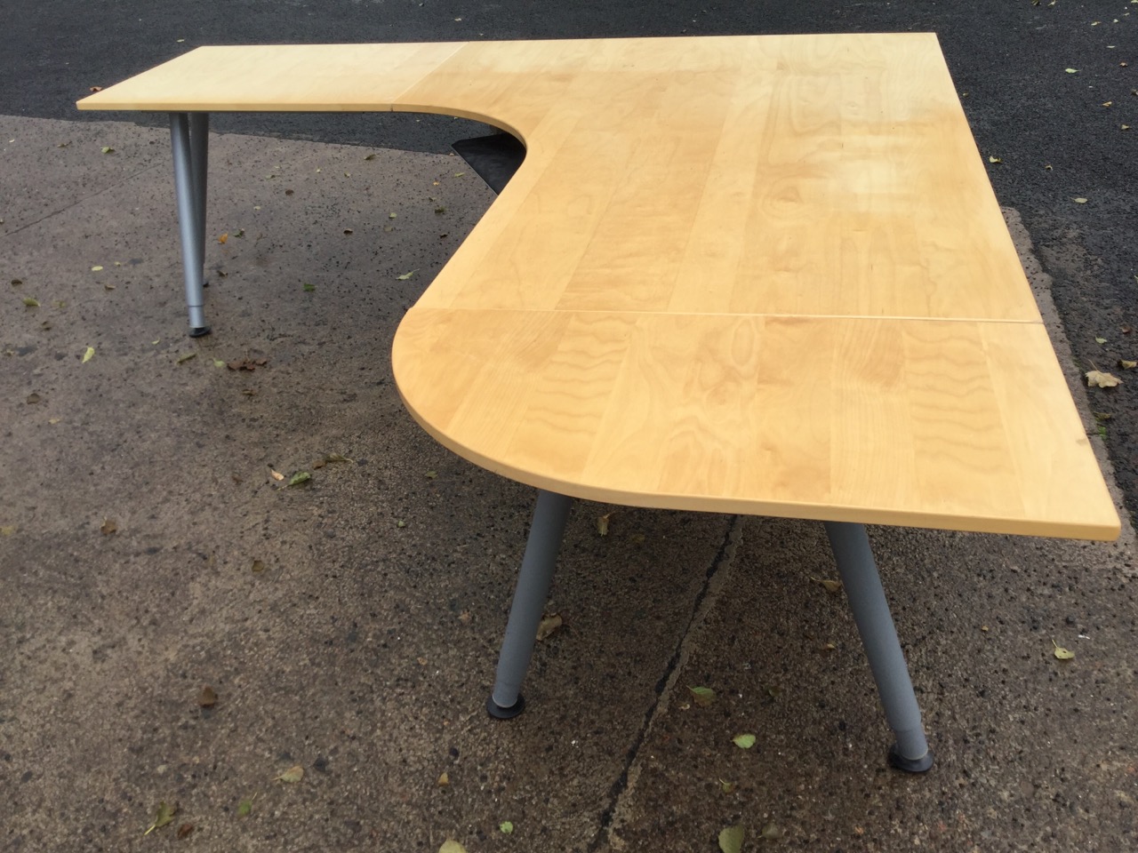 A large modern corner office desk with wide rounded work surface having shelf below, raised on - Image 3 of 3