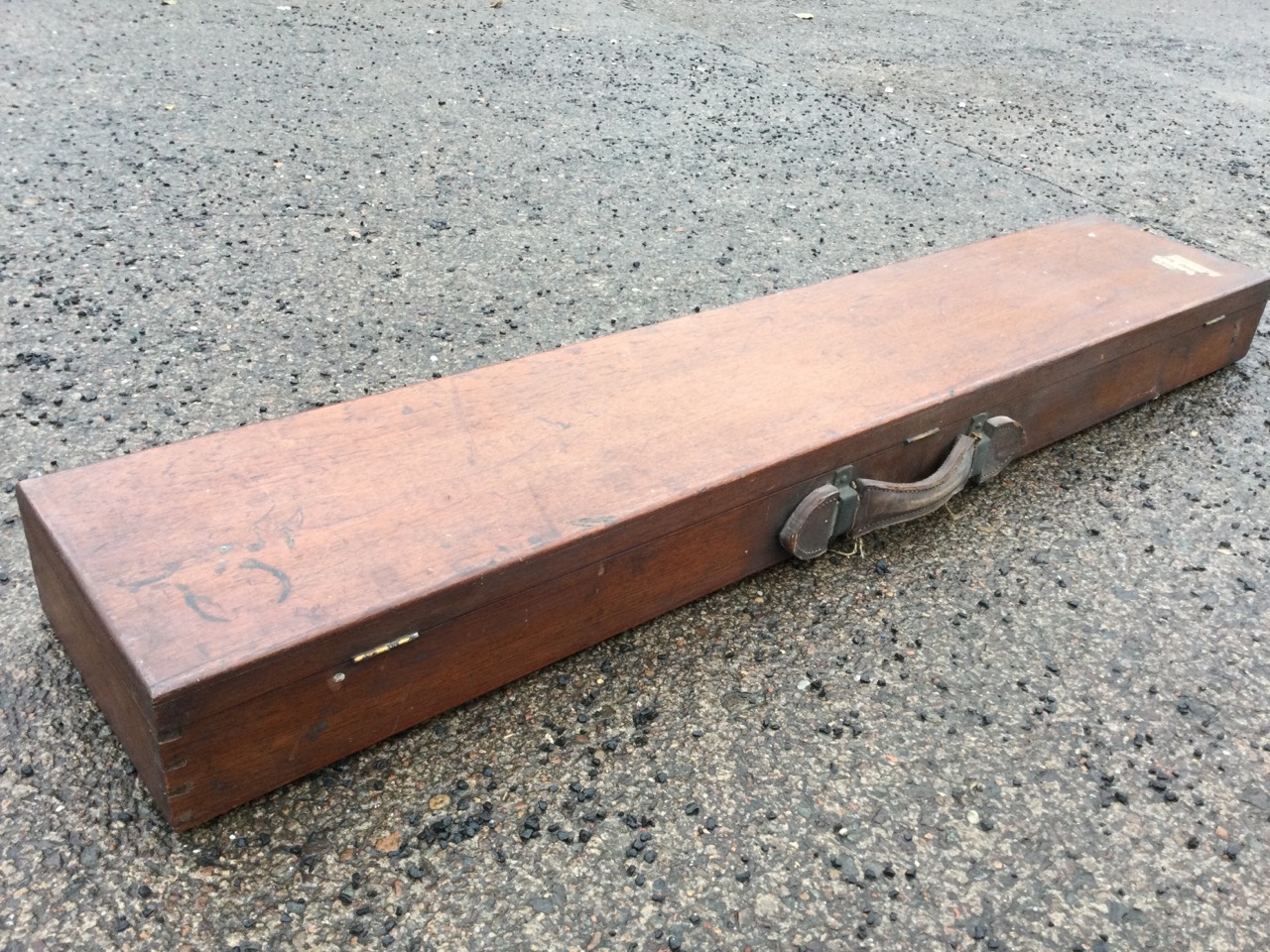 A Victorian mahogany gun case of dovetailed construction, having leather handle and brass hinges &