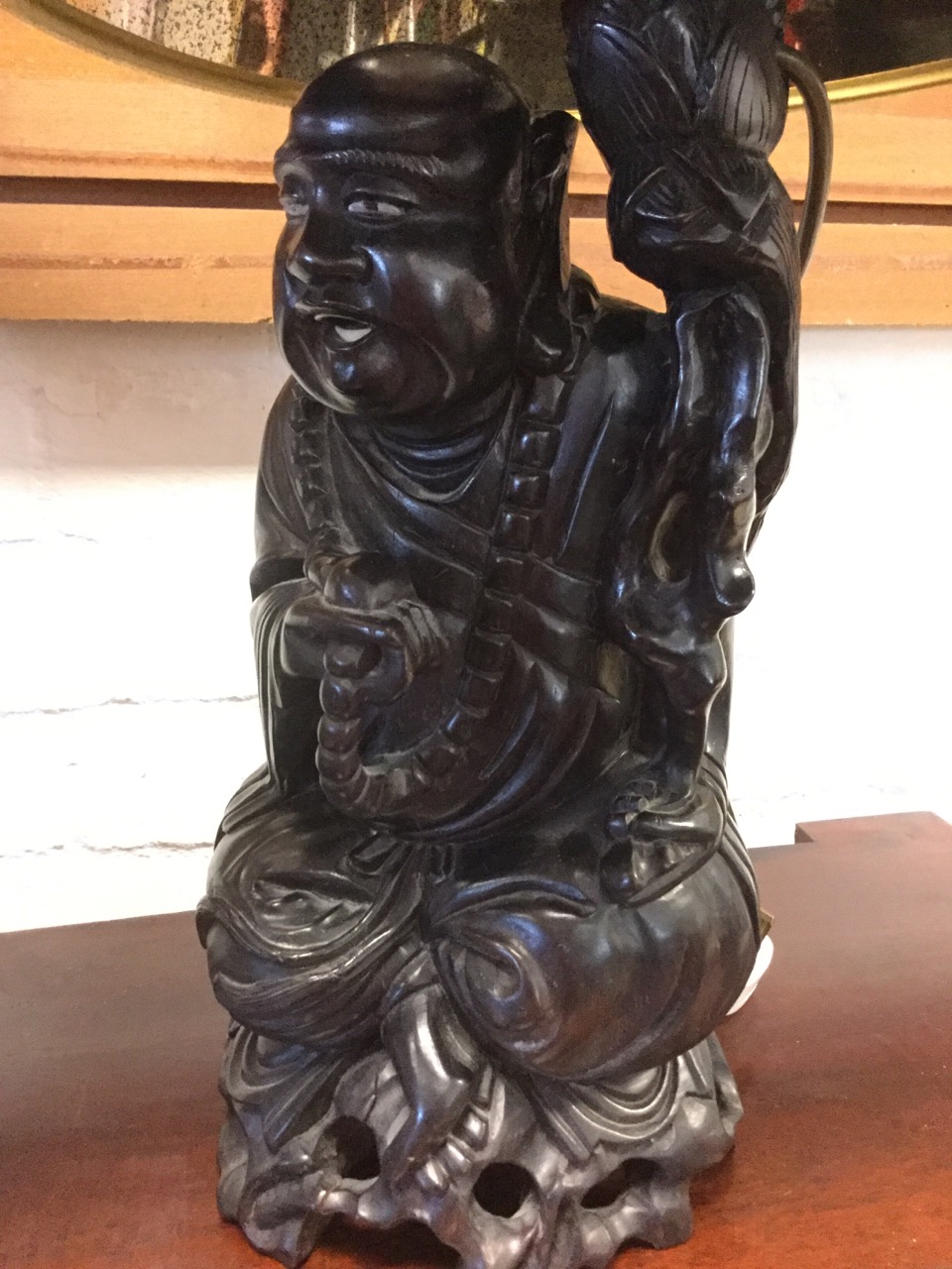A Japanese tablelamp formed from a nineteenth century carved seated figure holding beads on - Bild 2 aus 3