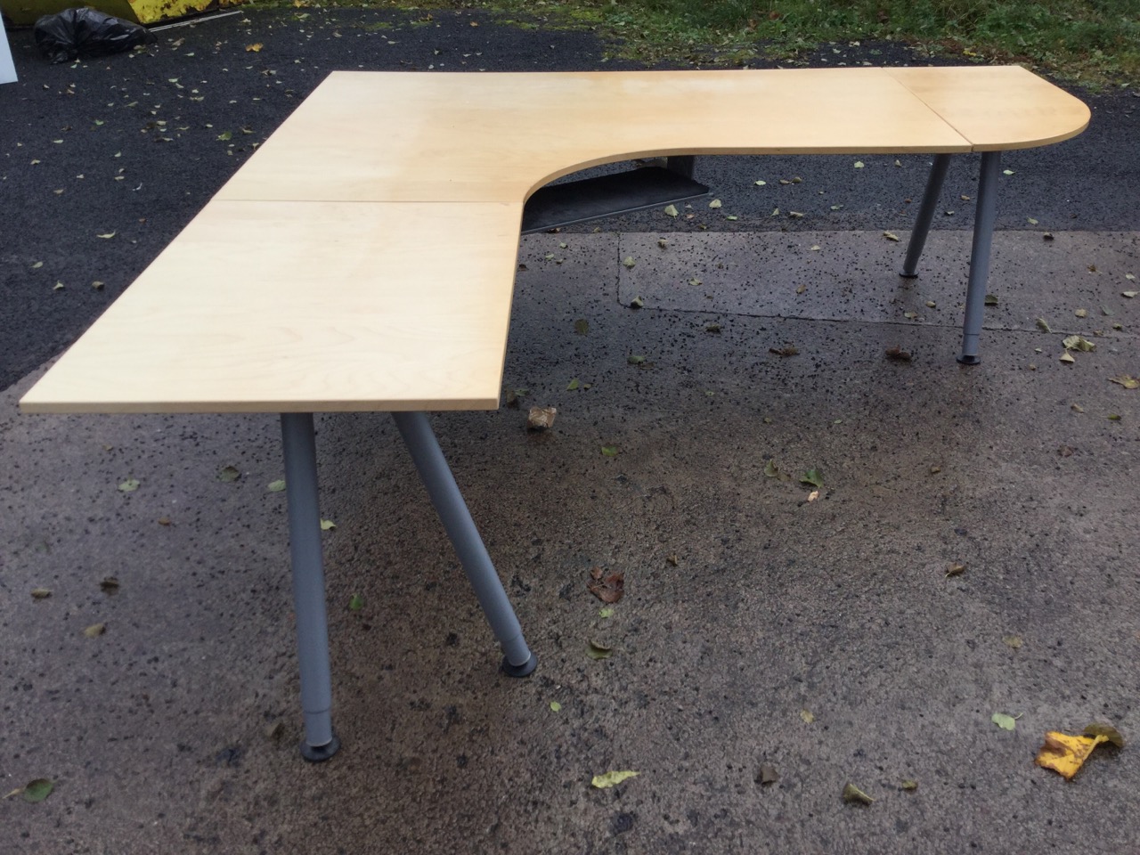 A large modern corner office desk with wide rounded work surface having shelf below, raised on - Image 2 of 3