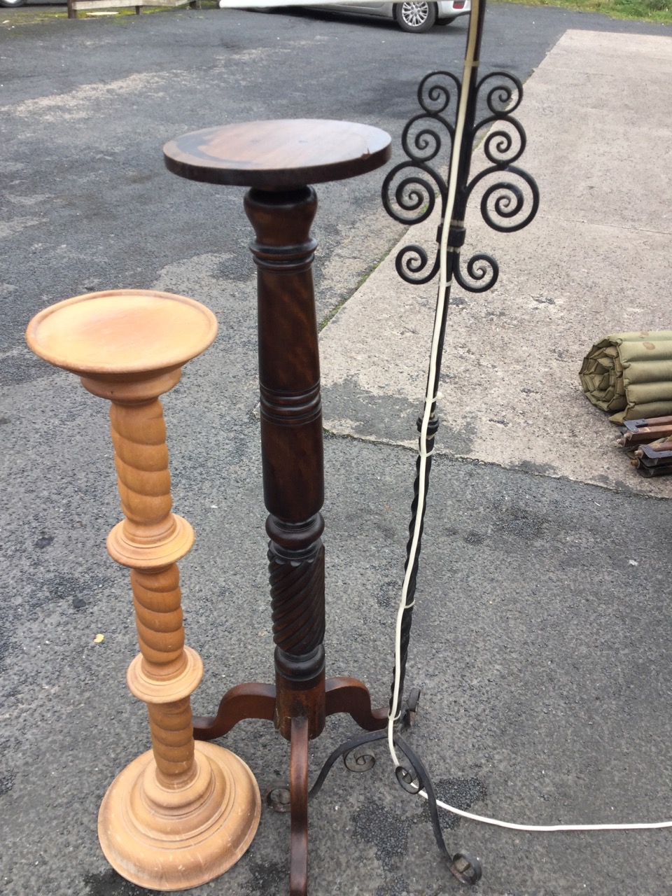 A Victorian mahogany jardinière stand with circular platform on turned & twisted column with - Image 3 of 3