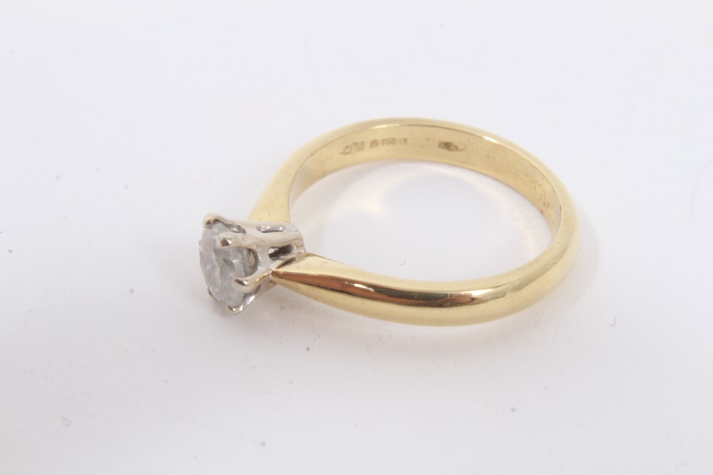 18ct gold diamond single stone ring - Image 2 of 4