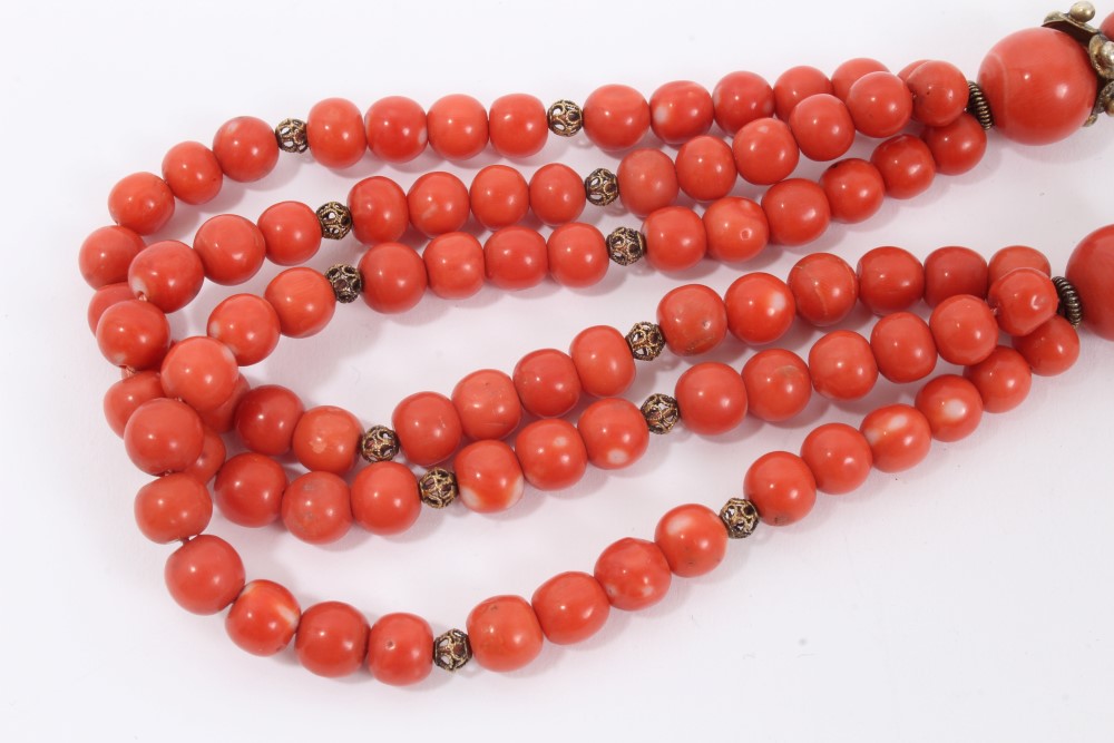 Old Chinese coral necklace with spherical polished beads and metal spacers, terminating with three - Image 5 of 5