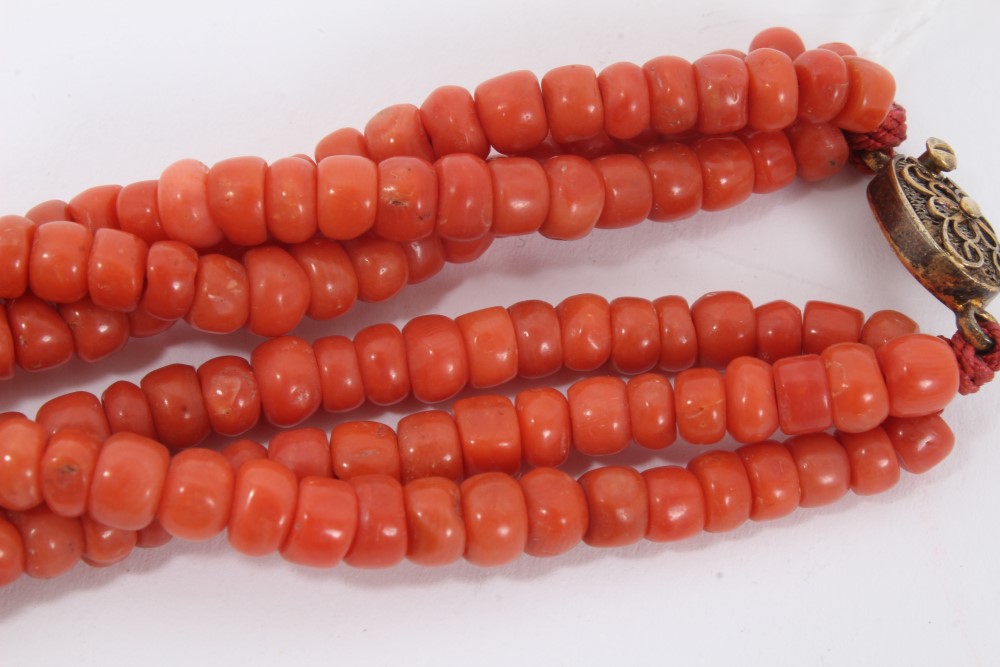 Old Chinese coral three stand rope twist necklace with silver clasp - Image 3 of 7