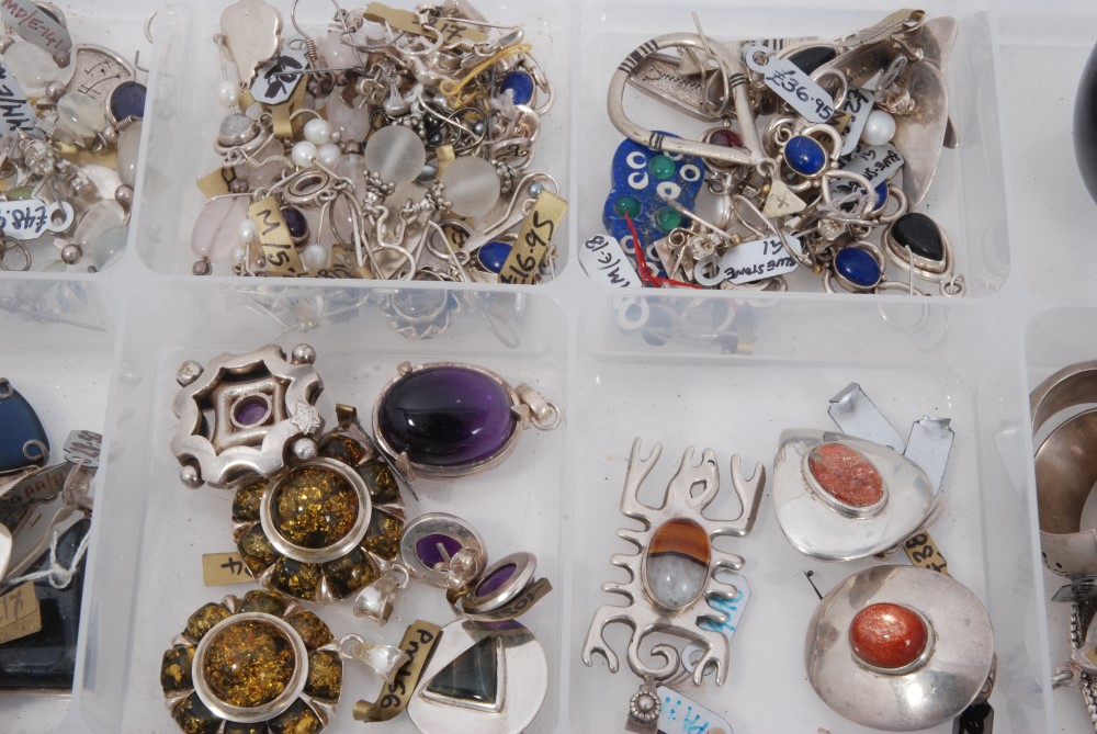 Collection silver and white metal earrings, pendants and brooches set with semi precious stones - Image 5 of 8