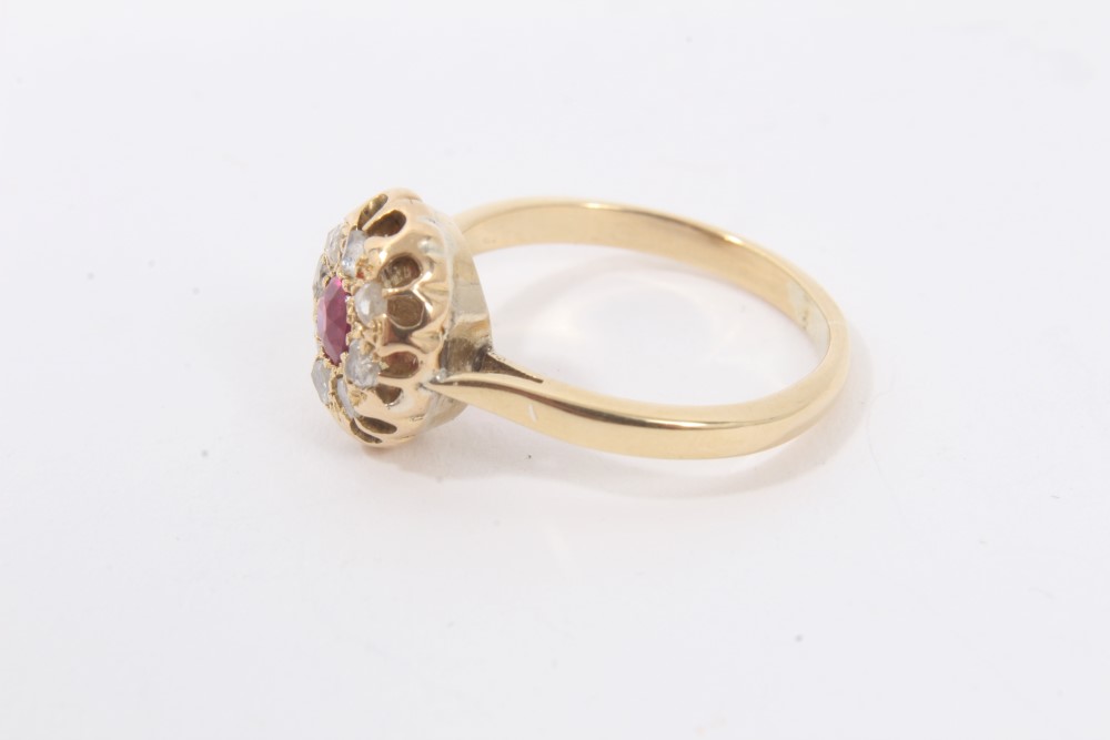 Antique 18ct gold diamond and red stone cluster ring - Image 2 of 3