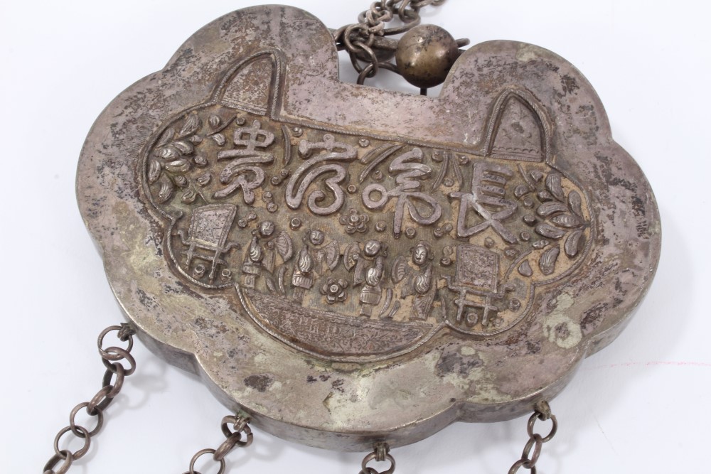 Old Chinese white metal necklace with embossed panel depicting figures and Chinese characters, with - Image 4 of 4