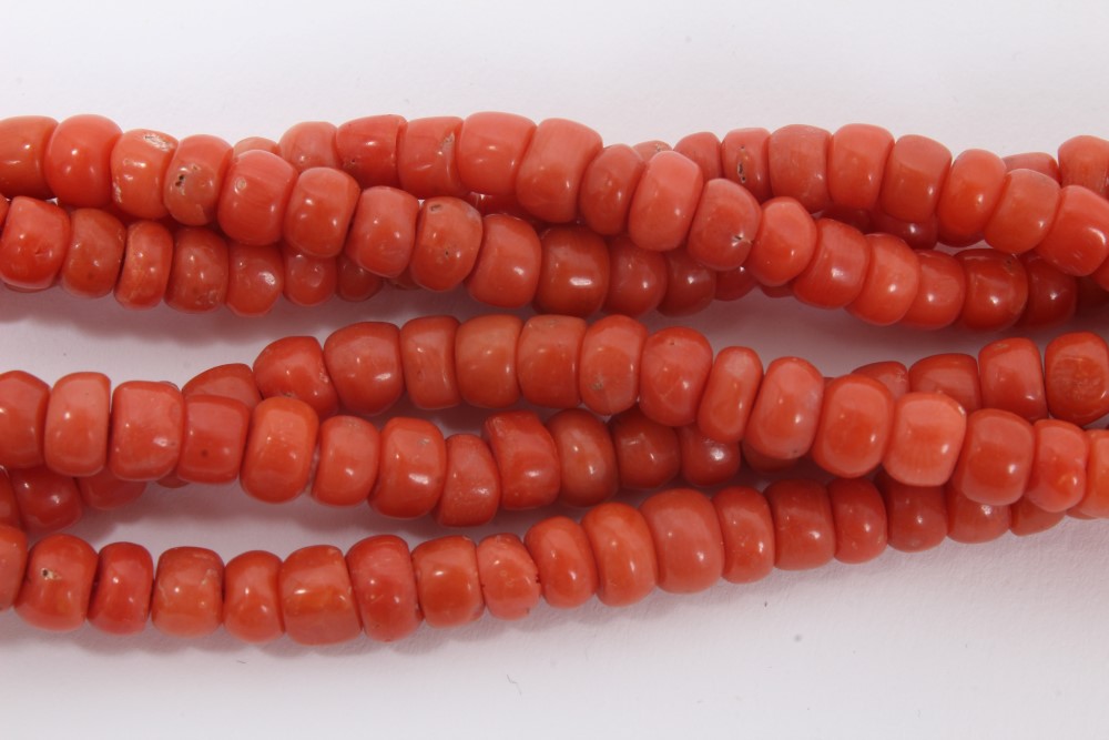 Old Chinese coral three stand rope twist necklace with silver clasp - Image 5 of 7