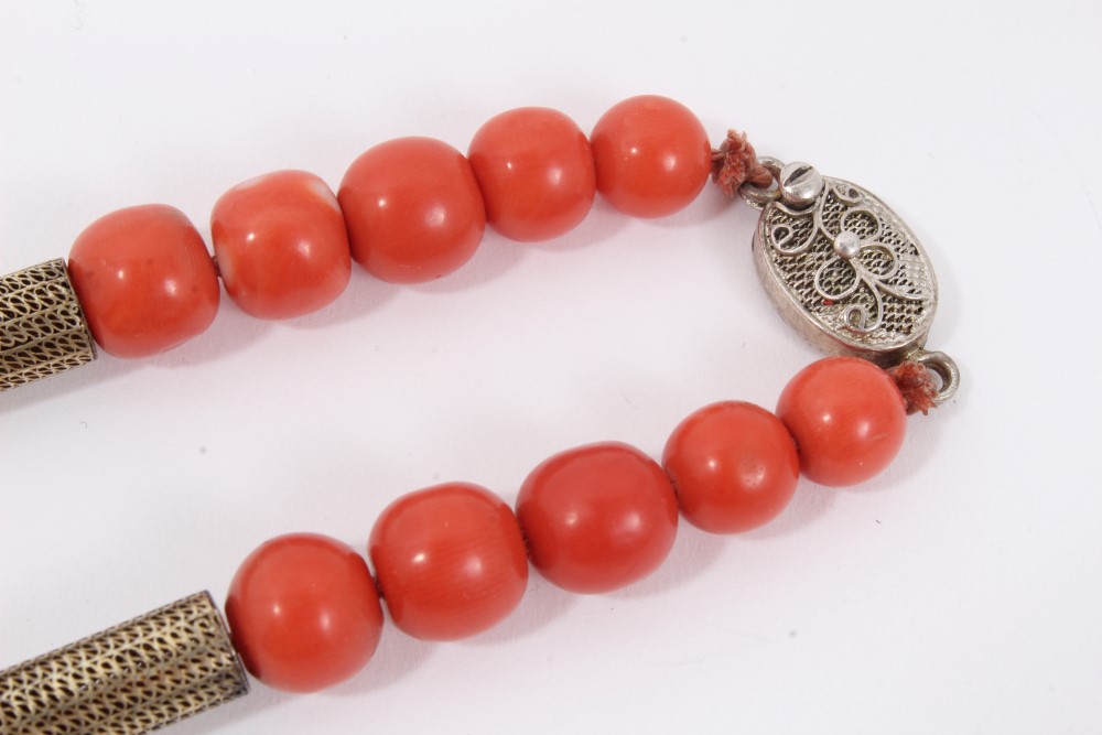 Old Chinese coral necklace with spherical polished beads and metal spacers, terminating with three - Image 2 of 5
