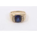 Gentlemen's 9ct gold blue stone ring