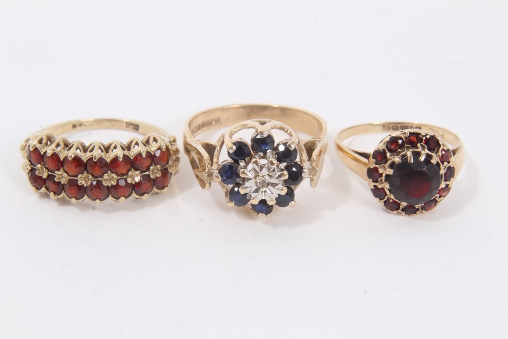 9ct gold sapphire cluster ring and two gold garnet rings (3)