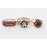 9ct gold sapphire cluster ring and two gold garnet rings (3)