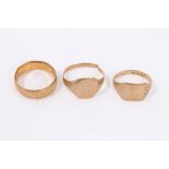 18ct gold wedding ring and two 9ct gold signet rings