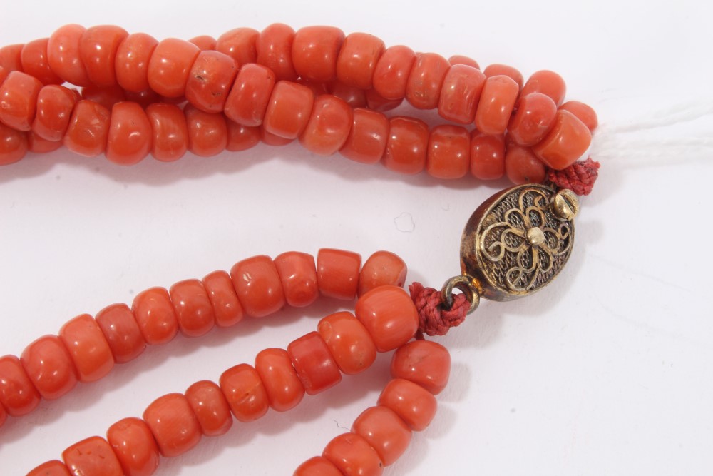 Old Chinese coral three stand rope twist necklace with silver clasp - Image 2 of 7