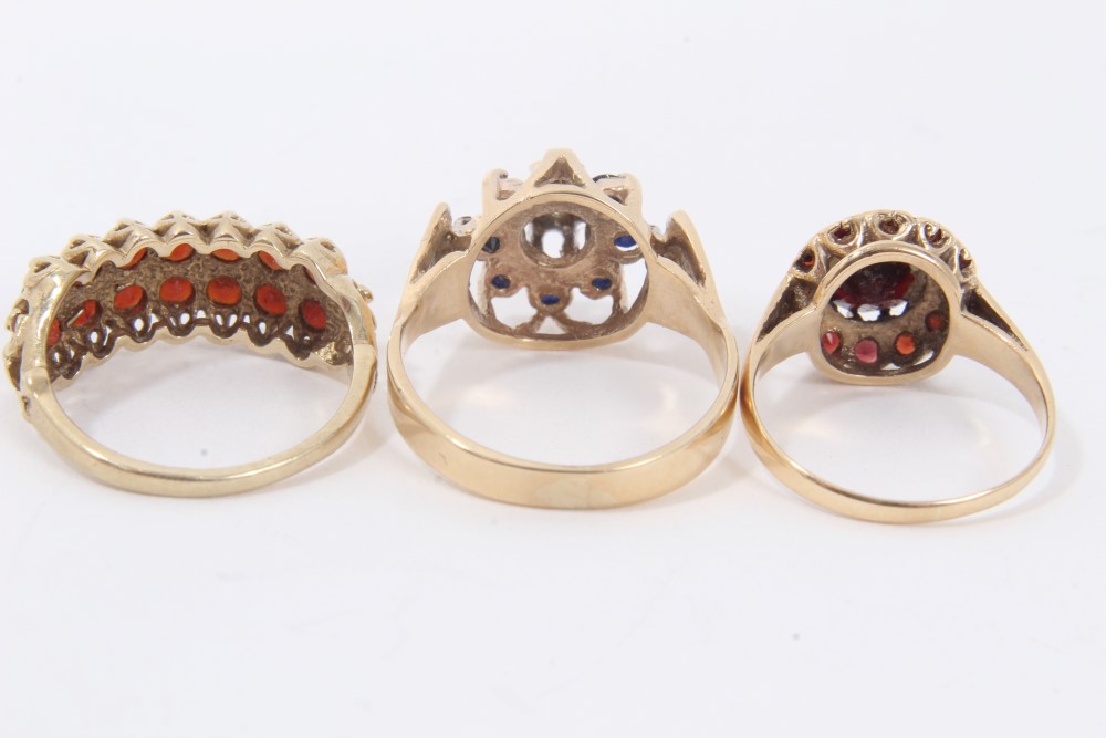 9ct gold sapphire cluster ring and two gold garnet rings (3) - Image 2 of 2