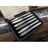 Six silver other of pearl handled tea knives in fitted case