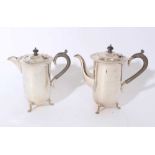 George V silver hot water jug and matching coffee pot, each with fluted rims