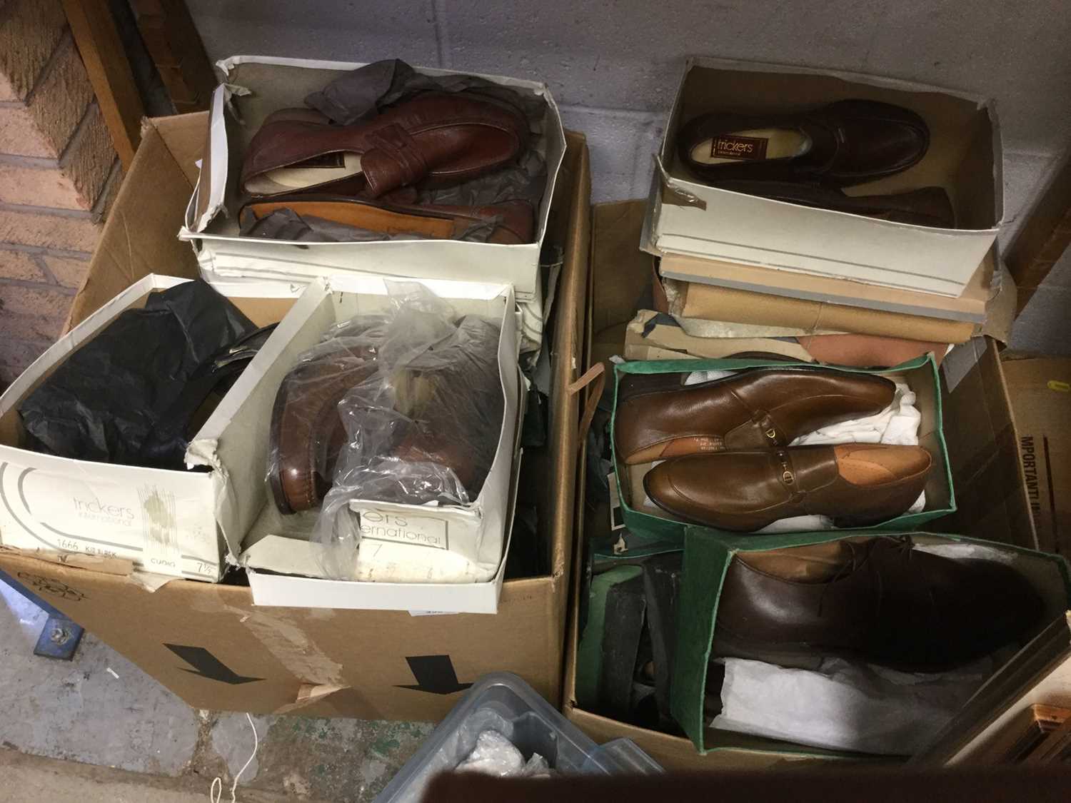 Large quantity of Gentlemen's vintage shoes, makes include Trickers, Technic, Loakes. Mixed sizes.