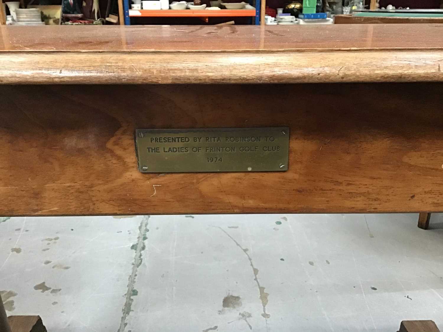 Victorian mahogany hall table with brass plaque for Frinton Golf Club - Image 2 of 2