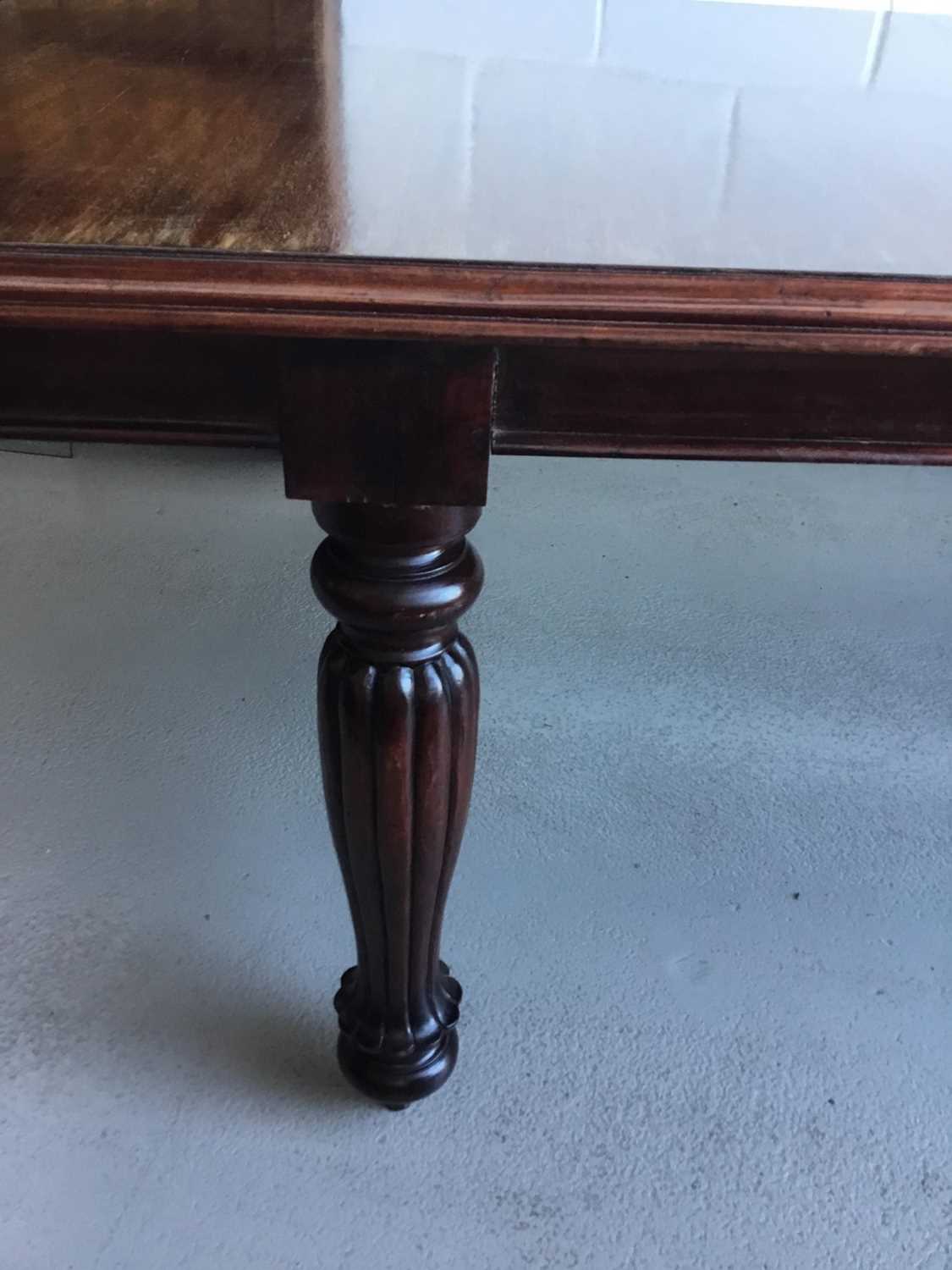 Victorian mahogany extending dining table (with one extra leaf) on turned legs with fluted decoratio - Image 2 of 2