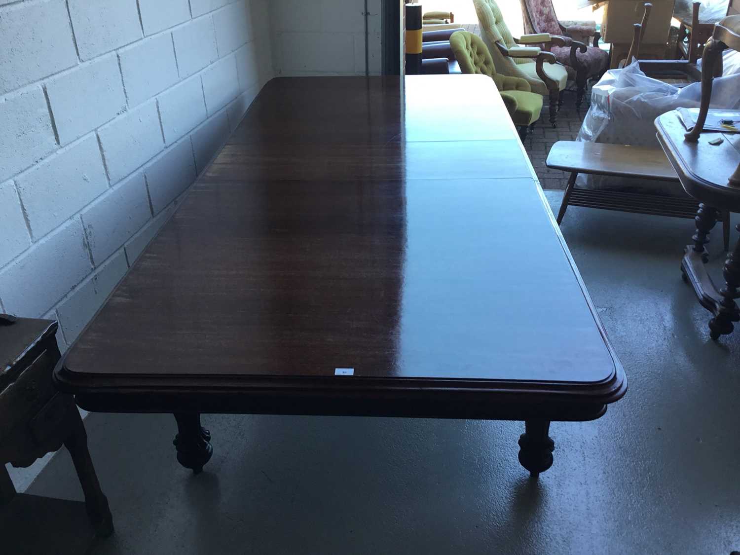 Victorian mahogany extending dining table (with one extra leaf) on turned legs with fluted decoratio