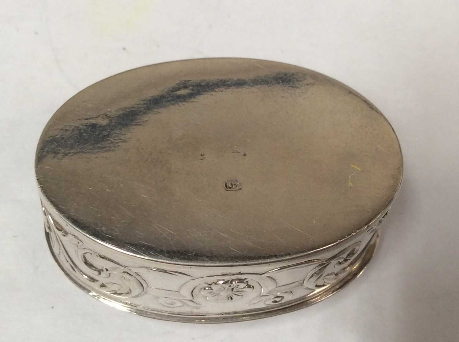 Silver and gem-set oval pill box - Image 4 of 5