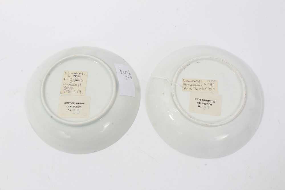 Two similar Lowestoft blue and white saucers, c.1790, painted with Oriental pagoda patterns, ex. Kit - Image 4 of 4