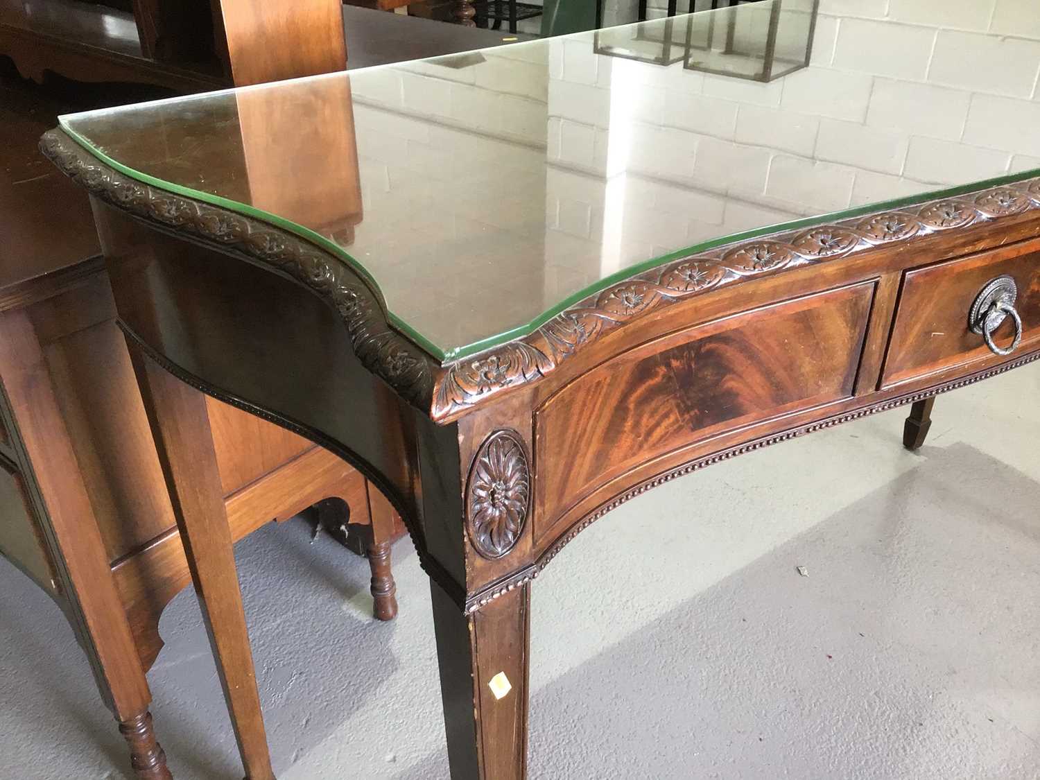 Georgian style reproduction console table with serpentine front single drawer below on square - Image 2 of 2