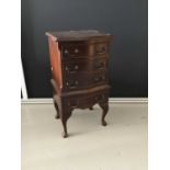 Reproduction mahogany bedside chest of four drawers on cabriole legs H75.5cm W41cm D33cm