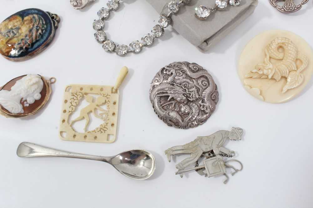 Silver brooches, cameo brooch, Edwardian 9ct gold pendant, other jewellery and bijouterie - Image 7 of 9