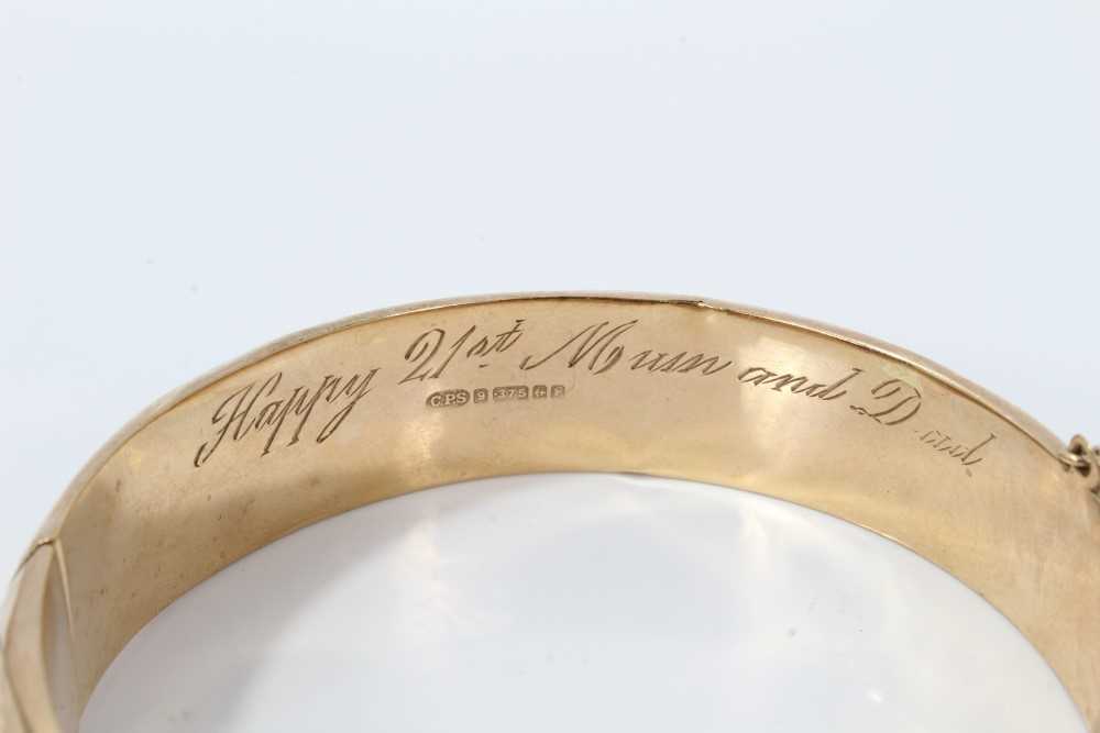 9ct gold hinge bangle with geometric and scroll decoration - Image 3 of 3