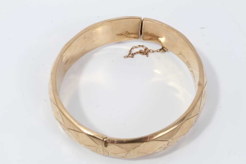 9ct gold hinge bangle with geometric and scroll decoration - Image 2 of 3