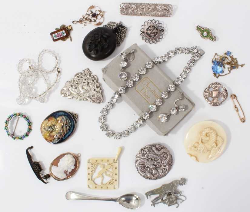 Silver brooches, cameo brooch, Edwardian 9ct gold pendant, other jewellery and bijouterie