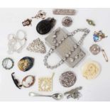 Silver brooches, cameo brooch, Edwardian 9ct gold pendant, other jewellery and bijouterie