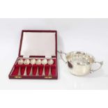 Six silver tea spoons in a fitted case together with a silver two handled bowl (Birmingham 1935) (2)