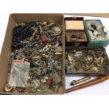 Group vintage costume jewellery, parts and bijouterie