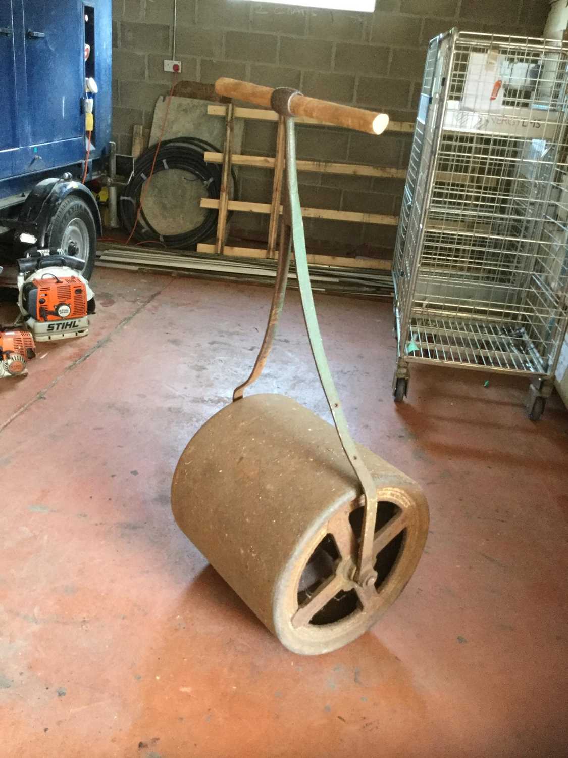 Antique lawn roller with iron frame - Image 2 of 2