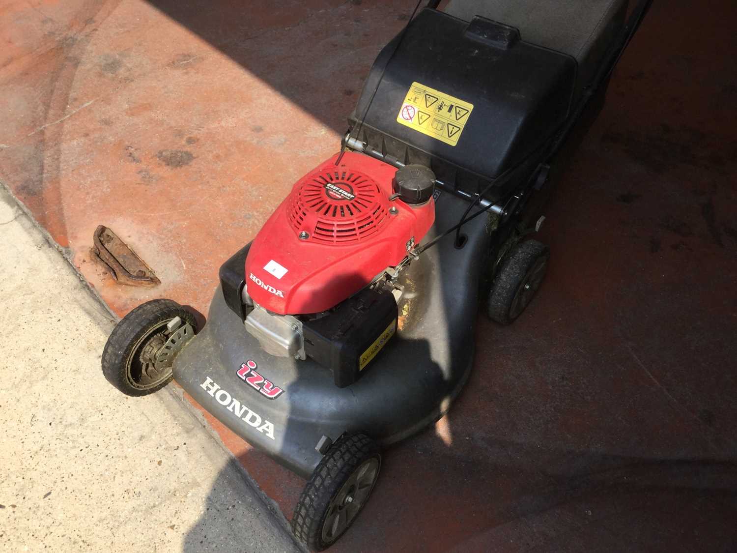 Honda Izy self propelled petrol lawnmower with grass box - Image 2 of 2