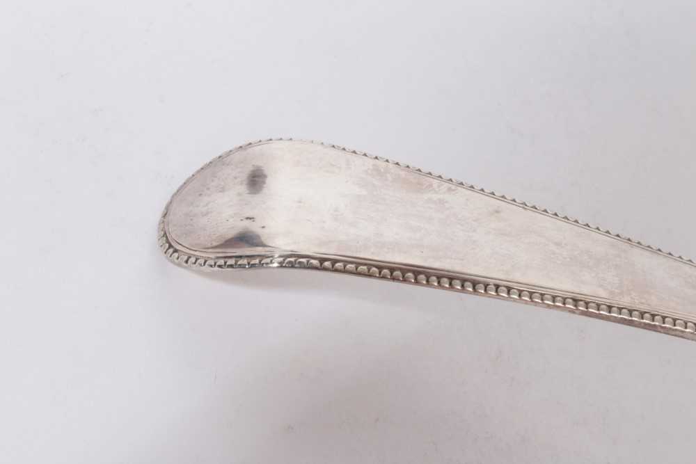 George III Beaded Old English pattern Silver soup ladle (London 1782), maker G.J., all at 5oz, 25cm - Image 4 of 4