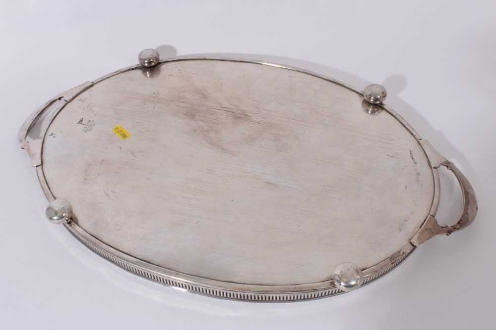 George V silver gallery tray of oval form with engraved foliage decoration and two handles on four b - Image 5 of 6
