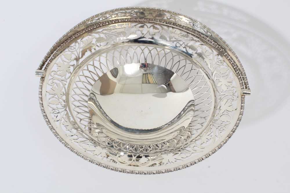 George V silver cake basket of circular form with pierced foliate decoration, egg and dart borders a - Image 2 of 4