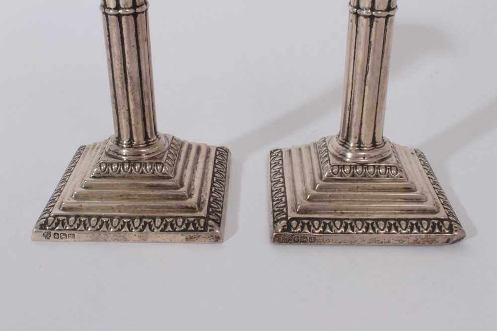 Pair Edwardian silver candlesticks with fluted columns, candle holders with acanthus leaf decoration - Image 3 of 5