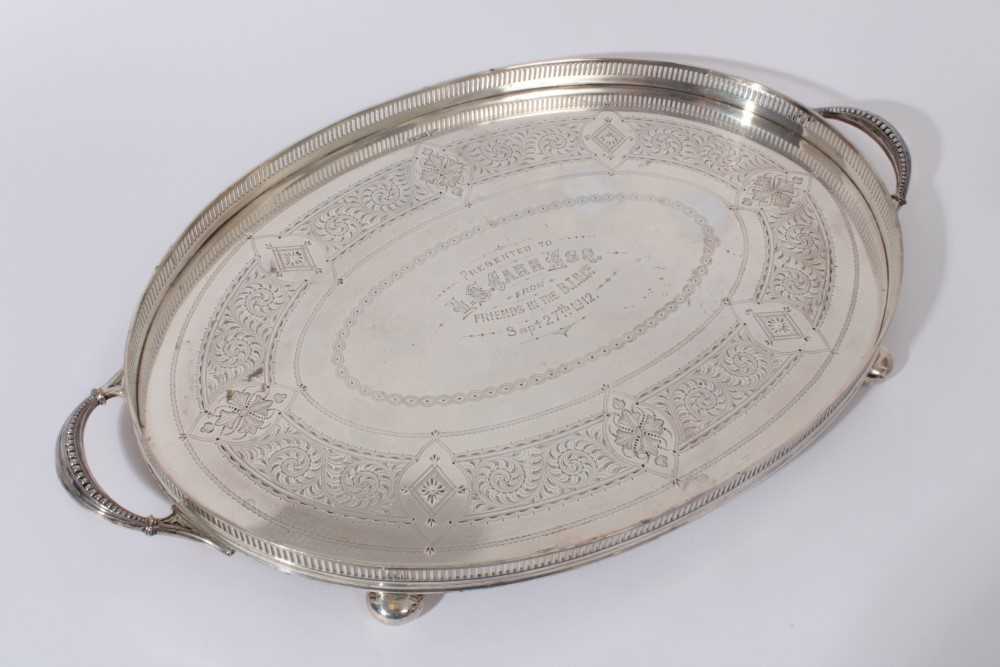 George V silver gallery tray of oval form with engraved foliage decoration and two handles on four b - Image 3 of 6